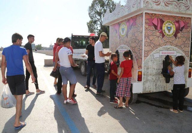 Sıcaktan Bunalan Adanalılara Soğuk Limonata Çeşmesi Hizmeti