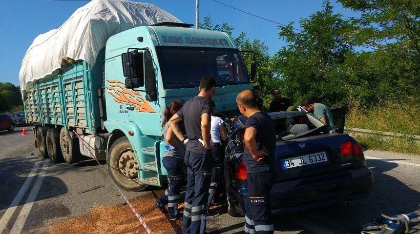 Kamyon Ve Otomobil Kafa Kafaya &Ccedil;arpıştı: 1 &Ouml;l&uuml;