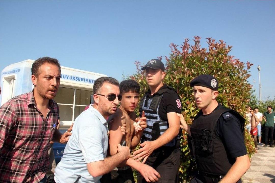 Plajdaki Kadınların Fotoğrafını &Ccedil;eken Suriyelilere Lin&ccedil; Girişimi