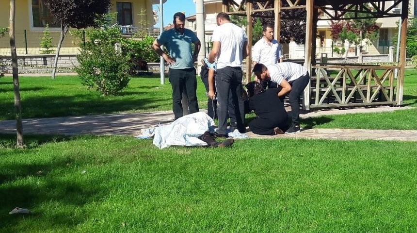 &Ccedil;ocuğuyla Gittiği Parkta Bı&ccedil;aklanarak &Ouml;ld&uuml;r&uuml;ld&uuml;