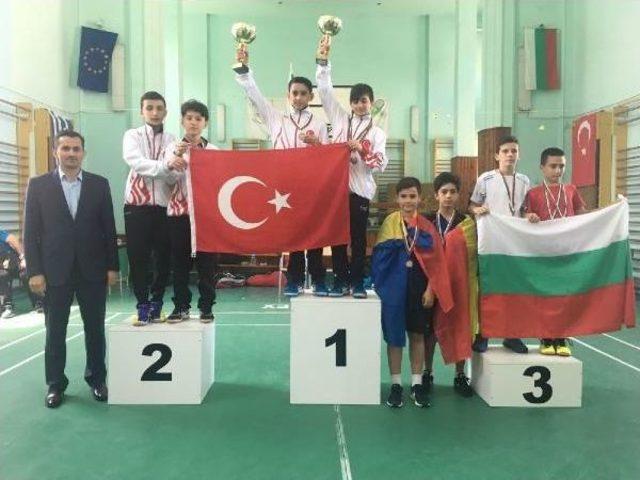 13 Yaş Altı Badminton Takımı ndan 3 Altın, 2 G&uuml;m&uuml;ş Ve 2 Bronz Madalya 1