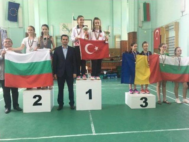 13 Yaş Altı Badminton Takımı ndan 3 Altın, 2 G&uuml;m&uuml;ş Ve 2 Bronz Madalya 3
