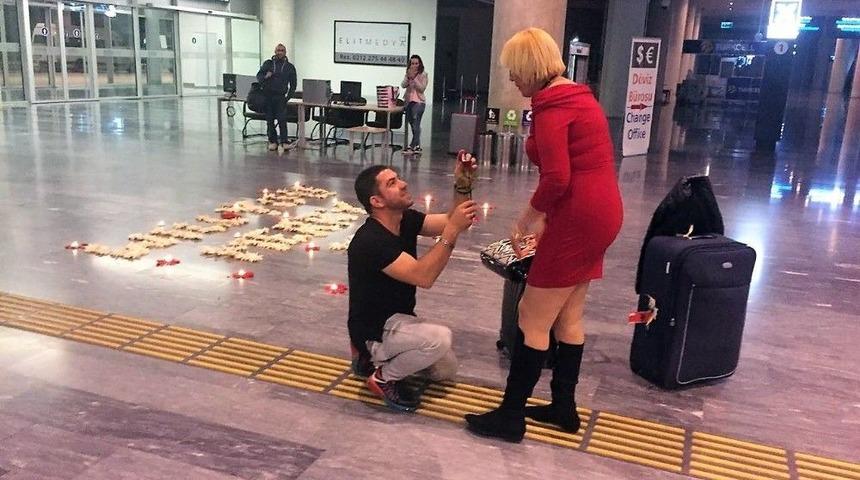 Boynunu Kestiği Kadına, Havalimanında S&uuml;rpriz Evlenme Teklifi Yapmıştı