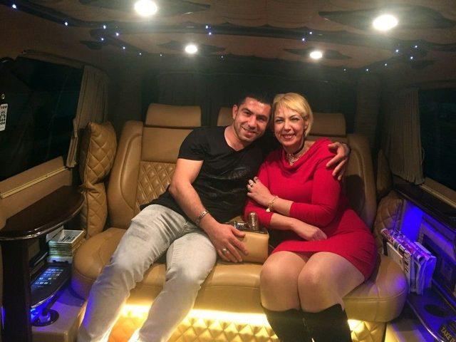 Boynunu Kestiği Kadına, Havalimanında Sürpriz Evlenme Teklifi Yapmıştı 1