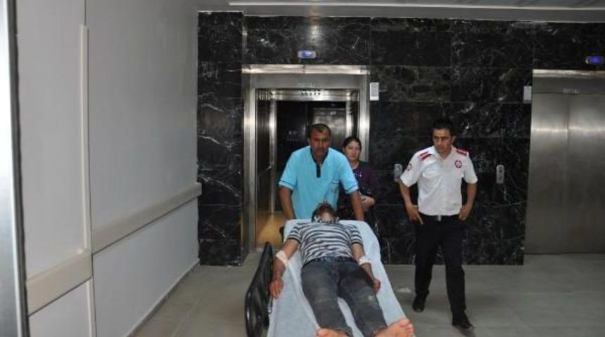 Otomobil, Yolcu Minib&uuml;s&uuml;ne &Ccedil;arptı: 7 Yaralı