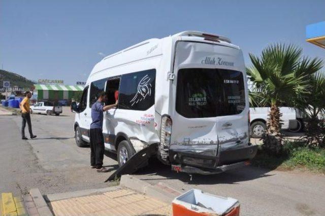 Otomobil, Yolcu Minib&uuml;s&uuml;ne &Ccedil;arptı: 7 Yaralı 2