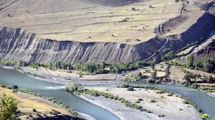 Murat Nehri'nde Akıntıya Kapılan 8 Yaşındaki Nergiz Aranıyor