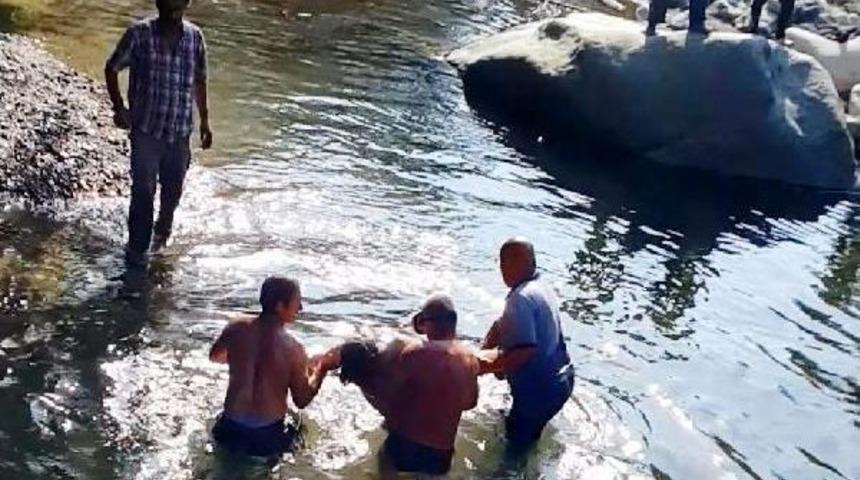 G&uuml;neysu'da Dereye Giren Iki Gen&ccedil;ten Biri Boğuldu, Diğeri Son Anda  Kurtarıldı