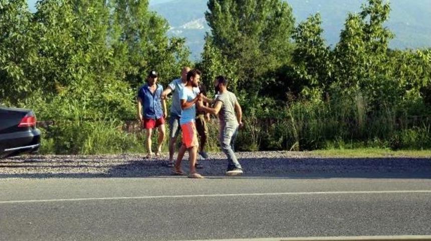 Yolda Yavaşladığı I&ccedil;in Uyaran Satıcıyı D&ouml;vd&uuml;