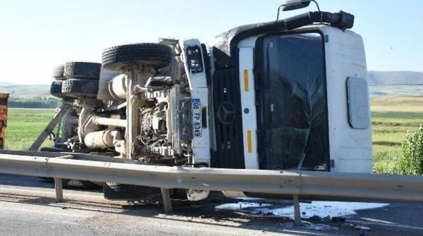 Devrilen Beton Mikseri Yolu Trafiğe Kapattı