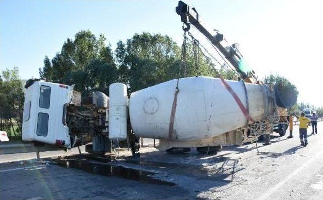 Devrilen Beton Mikseri Yolu Trafiğe Kapattı