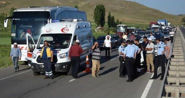 Devrilen Beton Mikseri Yolu Trafiğe Kapattı