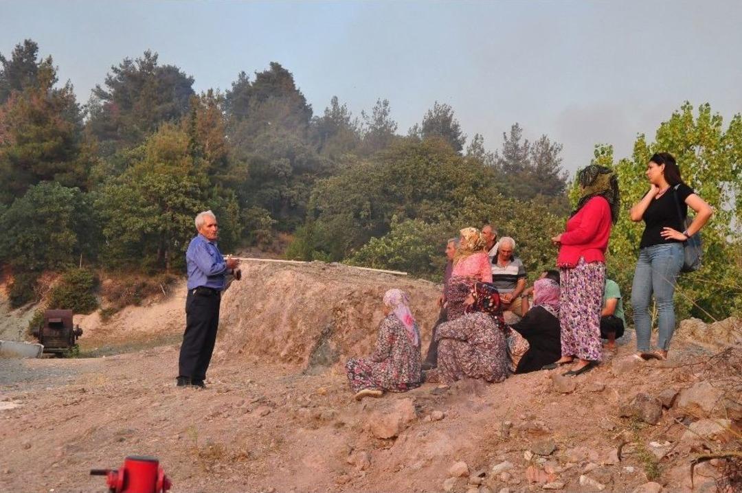 Orman Yangını Nedeniyle K&ouml;y Boşaltıldı