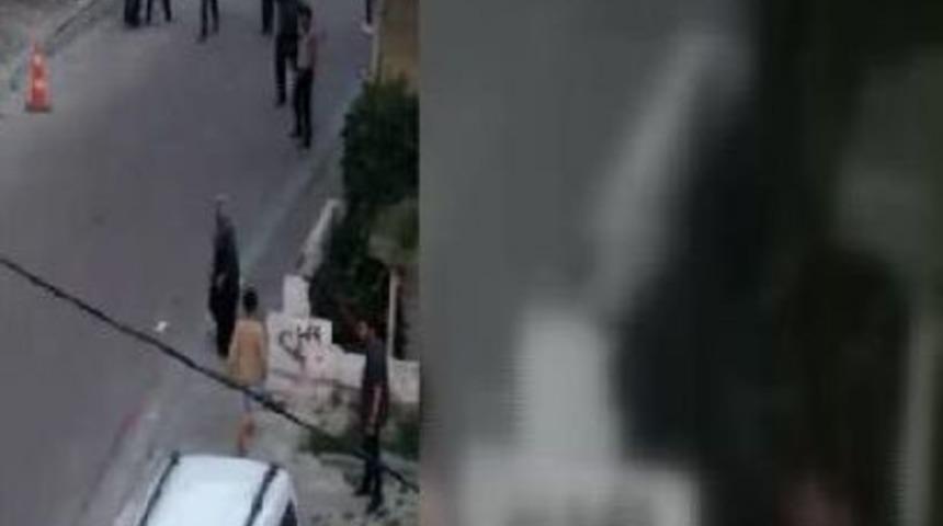 Bah&ccedil;elievler'de Taşlı, Sopalı, Bı&ccedil;aklı Kavga Kamerada