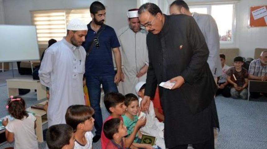 Pakistanlı Senat&ouml;r, Suriyelilere Para Dağıttı