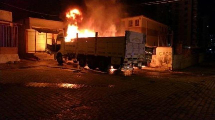 Diyarbakır'da Iki Kamyondan Yakıt Aktarımı Yapılırken Yangın &Ccedil;ıktı: 2 Yaralı&nbsp;