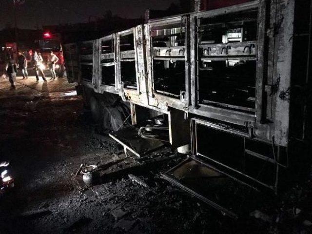 Diyarbakır da Iki Kamyondan Yakıt Aktarımı Yapılırken Yangın &Ccedil;ıktı: 2 Yaralı&nbsp; 1