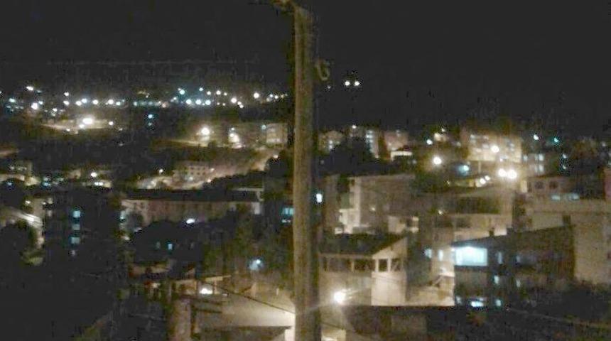 Sokak Kedisi Elektrik Direğinde Saatlerce Mahsur Kaldı