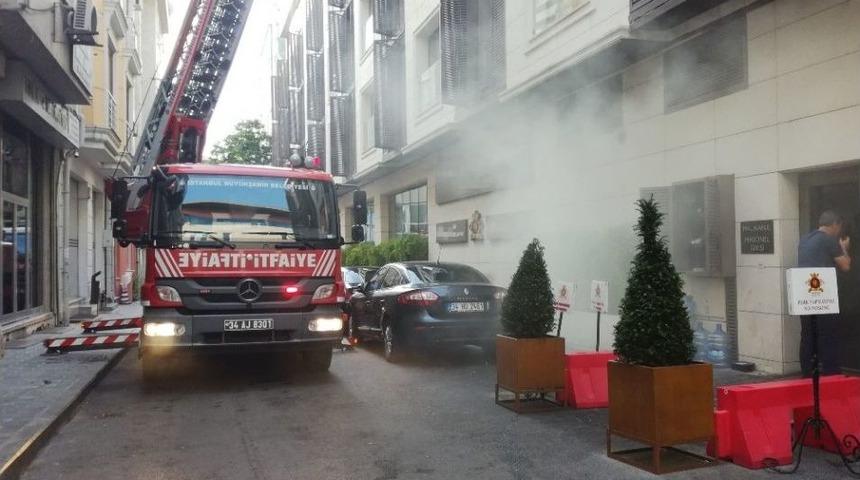 Fatih&rsquo;te Korkutan Otel Yangını