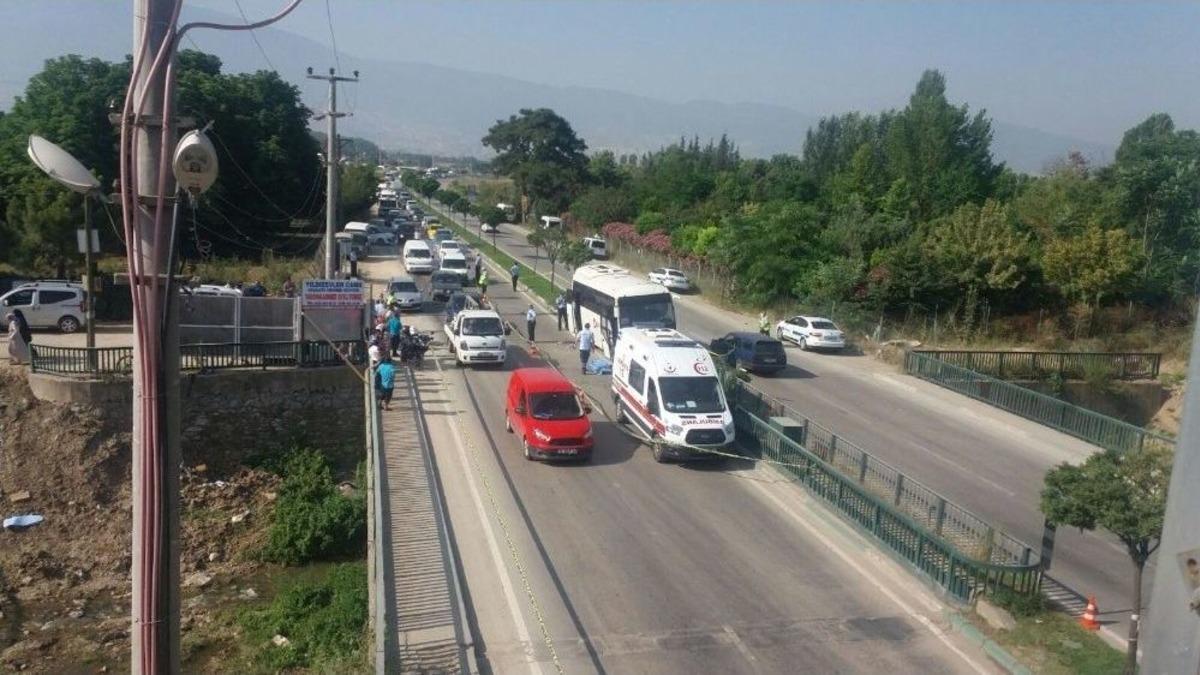 İş&ccedil;i Servisi Tarlaya &Ccedil;alışmaya Giden Kadına &Ccedil;arptı: 1 &Ouml;l&uuml;