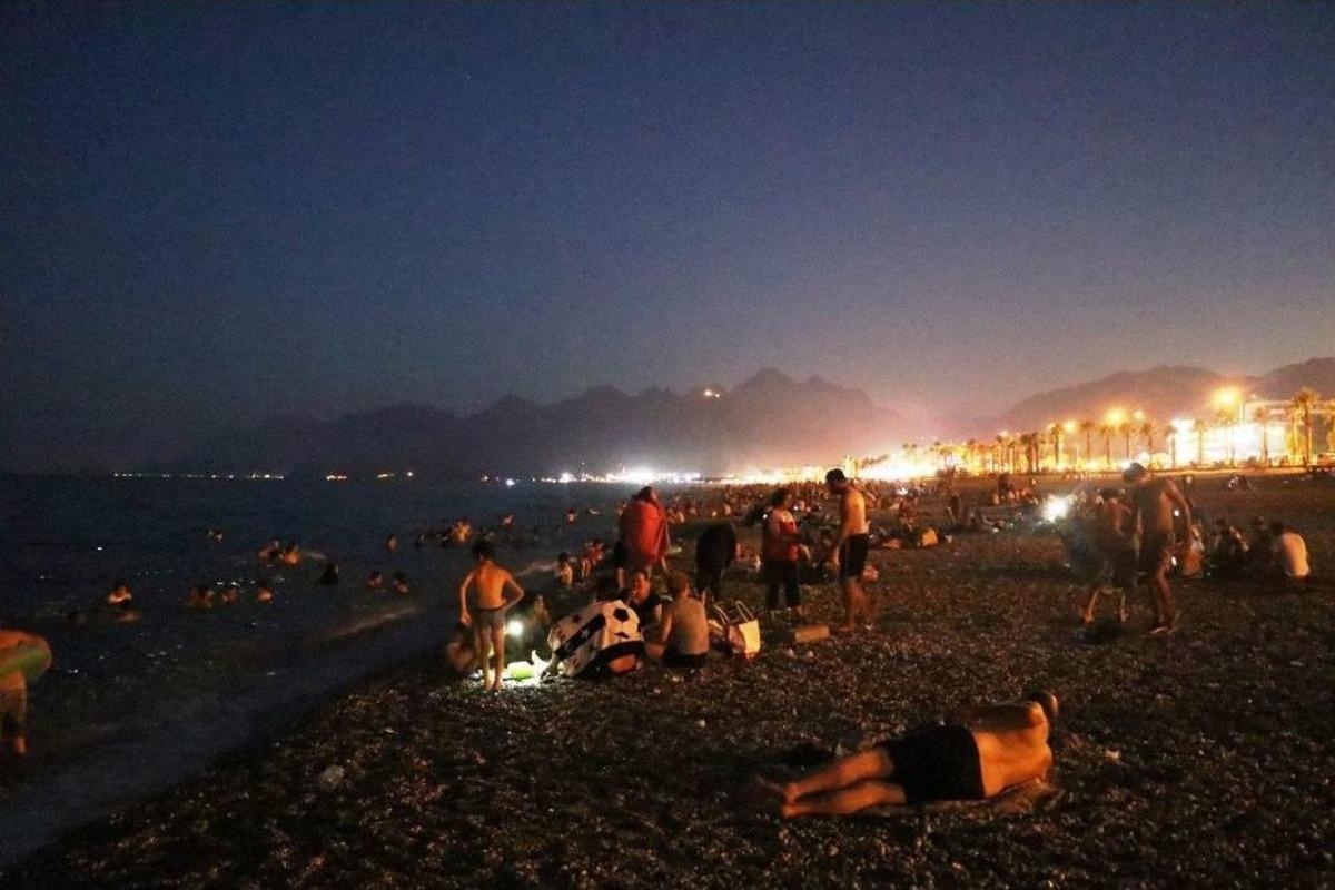 D&uuml;nyaca &Uuml;nl&uuml; Plaj G&uuml;nd&uuml;z Boş Akşam İse Yer Yok
