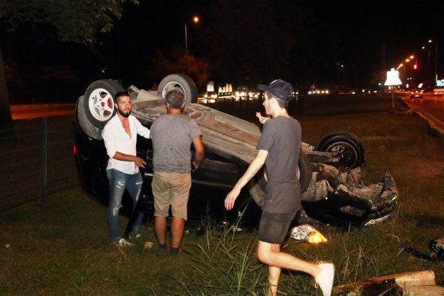 Takla Atıp Hurdaya Dönen Araçtan Çizik Dahi Almadan Kurtuldular