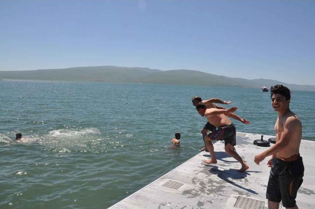 Termometreler 34&rsquo;&uuml; G&ouml;sterince Soluğu &Ccedil;ıldır G&ouml;l&uuml;&rsquo;nde Aldılar