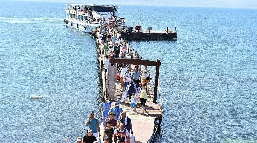 Sıcaktan Bunalan İzmirliler Yassıcaada&rsquo;ya Koştu