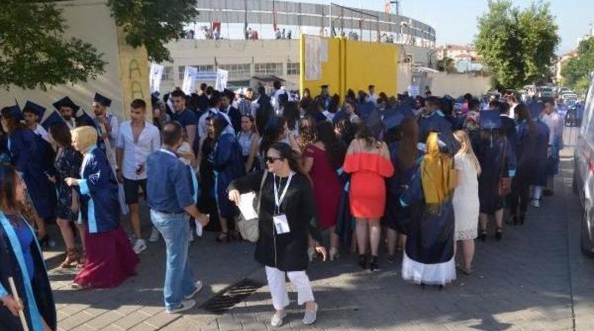 Pa&uuml;'n&uuml;n Mezuniyet T&ouml;reninde Sıcak Hava Bunalttı