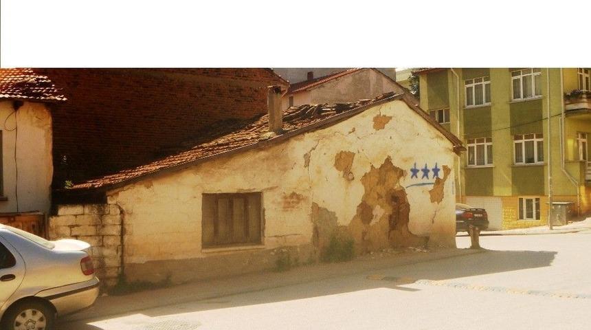 Bilecik&rsquo;te Metruk Ev Tehlike Sa&ccedil;ıyor