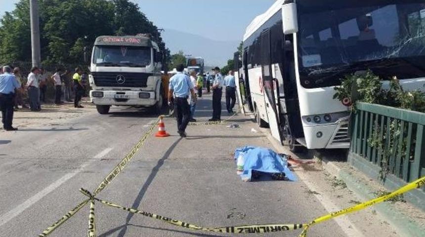 Servis Midib&uuml;s&uuml;n&uuml;n &Ccedil;arptığı Kadın &Ouml;ld&uuml;