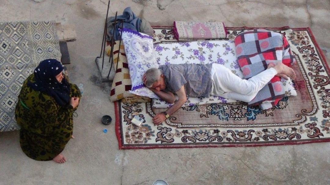 (&ouml;zel Haber) Sıcaktan Bunalan Vatandaşlar Teraslarda Yatıyor