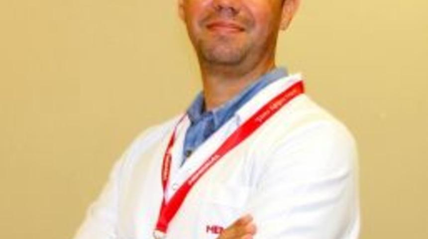 Renkli G&ouml;zl&uuml; Ve Beyaz Tenli &Ccedil;ocuklar G&uuml;neşe Dikkat