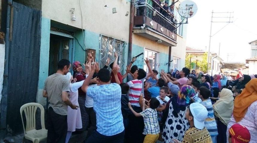 D&uuml;ğ&uuml;nlerde &Ccedil;ocukların Para Kapma Yarışına B&uuml;y&uuml;klerde Katılıyor