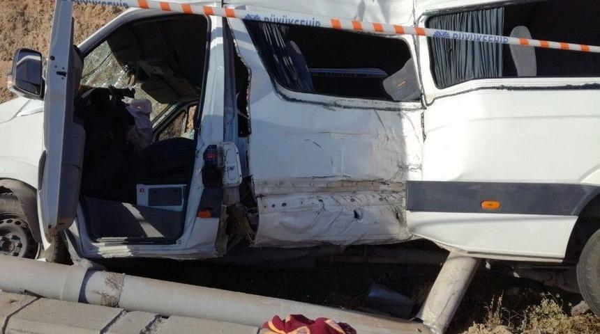Minib&uuml;s Direğe &Ccedil;arptı: 18 Yaralı