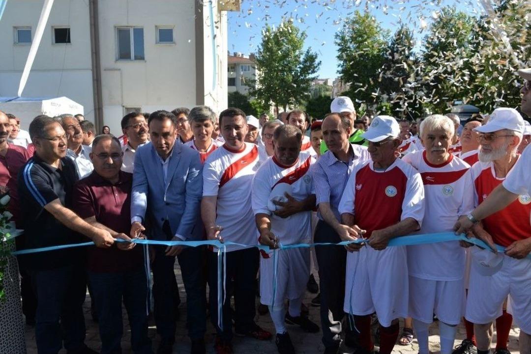 Boz&uuml;y&uuml;k&rsquo;e 1 Sentetik Futbol Sahası, 2 Tenis Kortu Daha