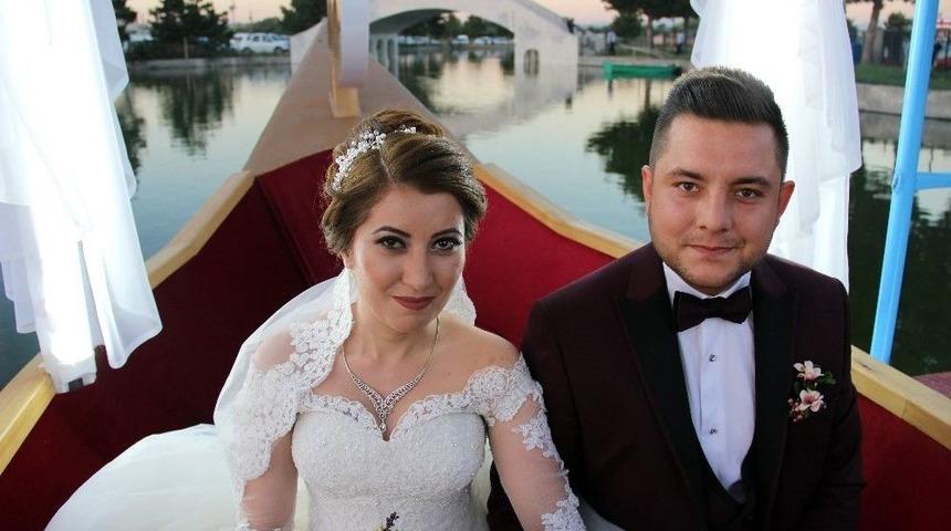 Nikah Masasına Sandalla Gidiyorlar