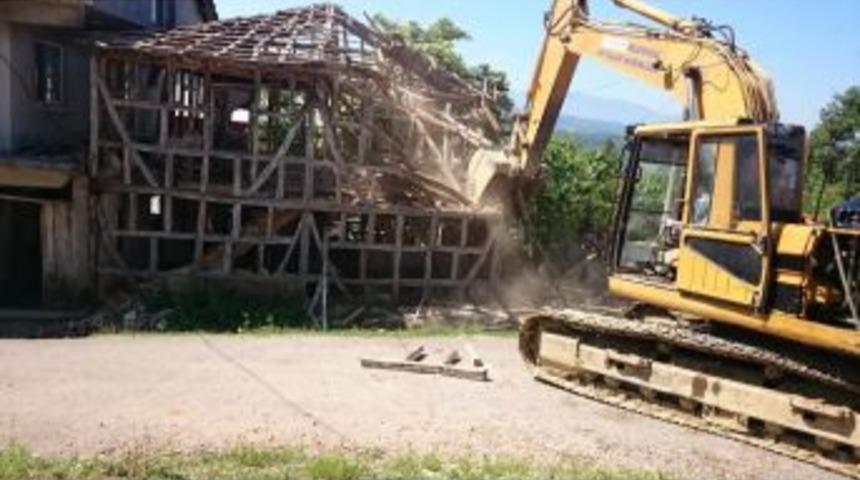 İzmit&rsquo;te Metruk Yapılar Yıkılıyor