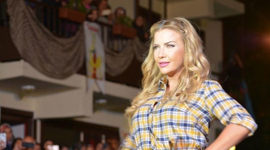 İvana Sert İlk Defa Sokak Defilesinde Y&uuml;r&uuml;d&uuml;