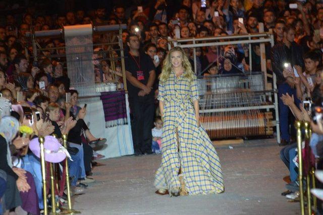 İvana Sert İlk Defa Sokak Defilesinde Yürüdü 1