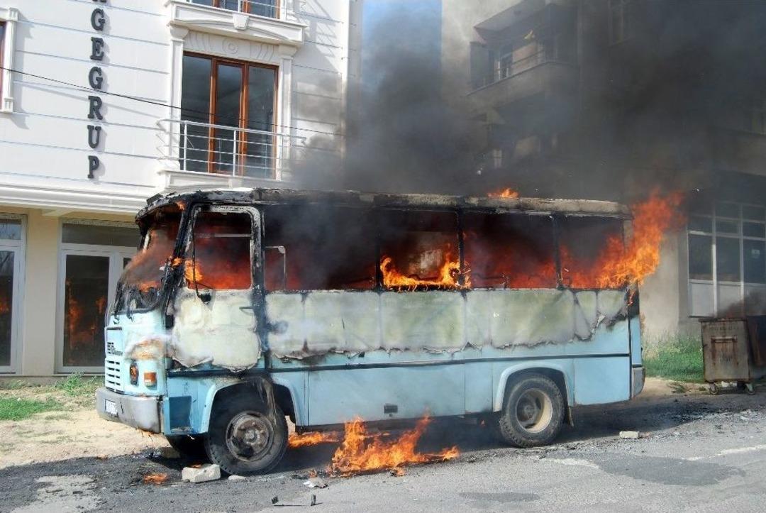 Alev Alev Yanan Minib&uuml;s Ortalığı Savaş Alanına &Ccedil;evirdi