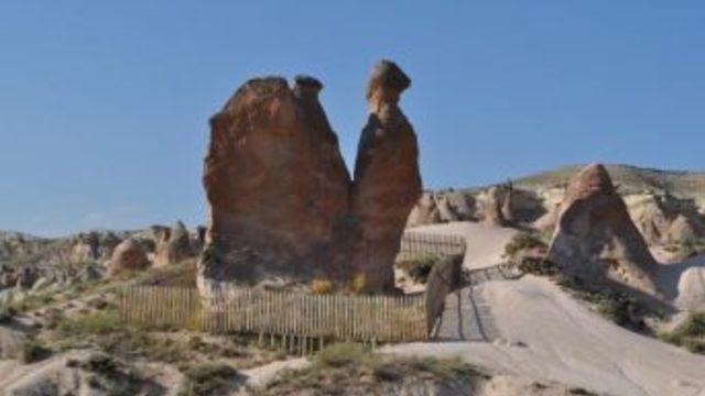 Deve Silüetli Peri Bacasına Çitli Koruma Ilgi Çekiyor