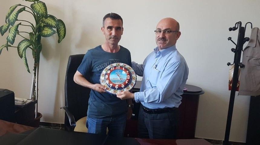 Müdür Cebeci’den, Tayin Olan Personele Hediye