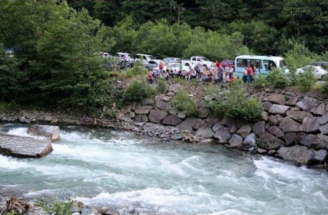 Çamlıhemşin'de Dereye Düşen Işadamı Boğuldu, Arkadaşı Kurtuldu