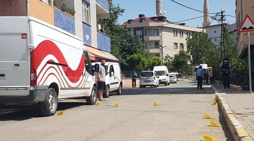 Sancaktepe&rsquo;de Soyguncular Polisle &Ccedil;atıştı: 4 Yaralı