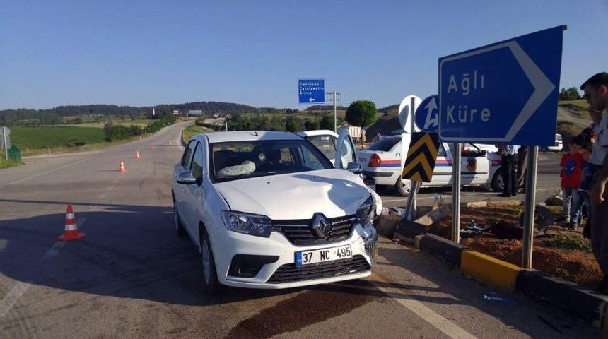 Devrekani Kavşağında İki Otomobil &Ccedil;arpıştı: 1 Yaralı