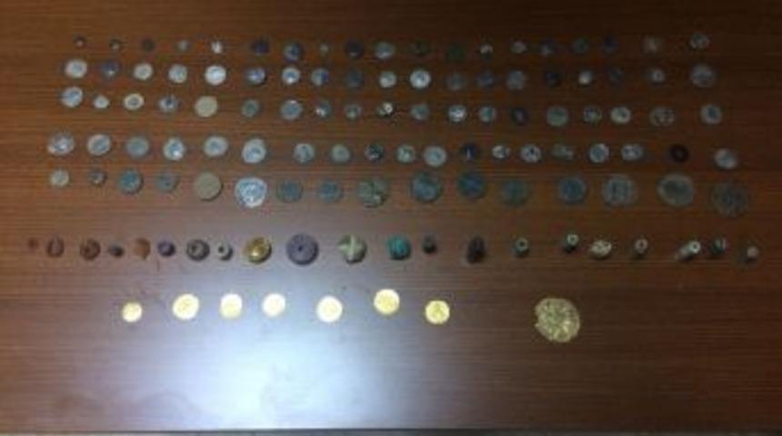 Aranan Şahsın &Uuml;zerinde Tarihi Eser Ele Ge&ccedil;irildi