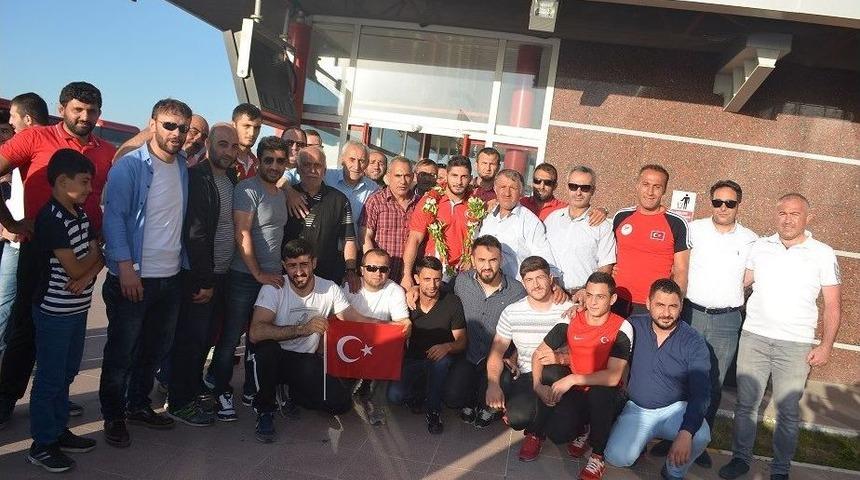 Avrupa Fatihi K&uuml;&ccedil;&uuml;kyıldırım, &Ccedil;i&ccedil;eklerle Karşılandı