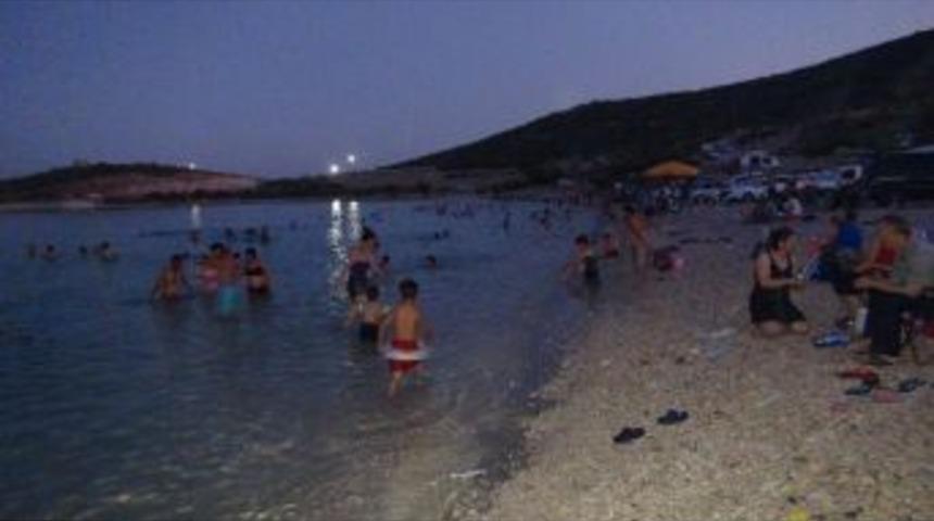 Silifkeliler Aşırı Sıcaklarda Denize Gece Giriyor
