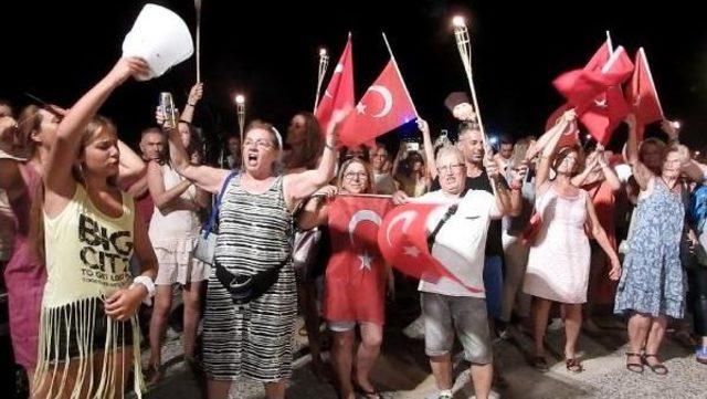 Çeşme'de Meşaleler 'ata'ya Saygı' Için Yandı